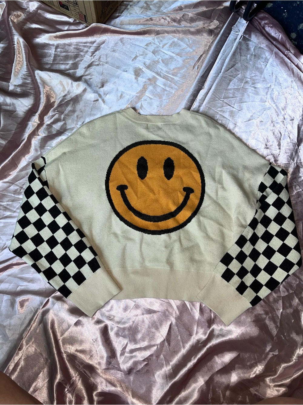 Originality Cream Smiley Cropped Sweater with Checkerboard Sleeves